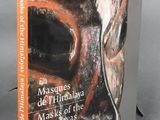 la couverture d'un livre sur laquelle figure l'image d'un masque