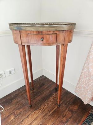 une petite table sur laquelle se trouve un miroir