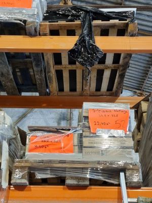 de nombreux cartons sur une palette dans un entrepôt