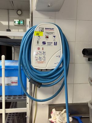 un tuyau bleu fixé au mur d'une cuisine