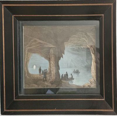 tableau représentant des personnes dans un bateau, dans une grotte au bord d'une rivière