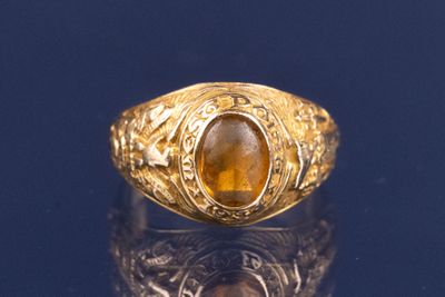 une image d'une bague en or avec une pierre au centre