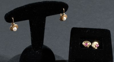 Deux paires de boucles d'oreilles en or 750/°°°° : une paire…