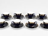 six tasses de café sont posées sur une soucoupe, sur une surface blanche