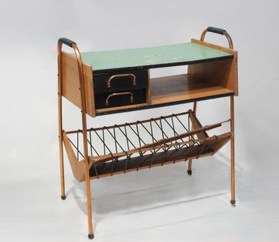 une table en bois avec un porte-revues et un porte-magazines