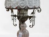 une lampe posée sur une table