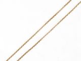 gros plan d'un collier avec une chaîne en or sur fond blanc