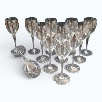 BACCARAT Suite de douze flûtes à Champagne en cristal