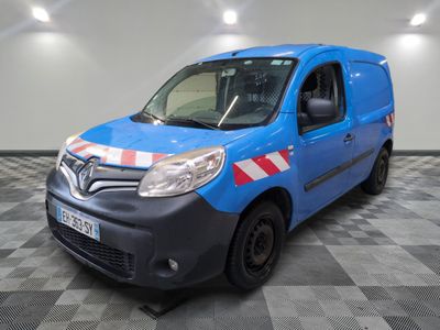 la photo d'une camionnette bleue garée dans un garage