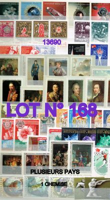 une photo montrant de nombreux timbres accrochés au mur