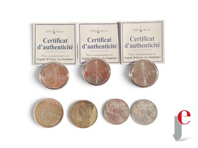 quatre types de pièces différents sont présentés sur une surface blanche