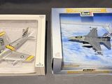 une boîte contenant une maquette d'avion de chasse