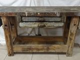 une vieille table en bois sur laquelle se trouvent deux tiroirs