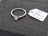 une bague sertie d'un diamant et un pendentif sur lequel est gravé un prénom
