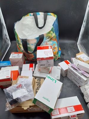 de nombreux cartons et colis à l'arrière d'un camion