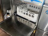 une table en acier inoxydable sur laquelle est posé un plateau, dans une cuisine