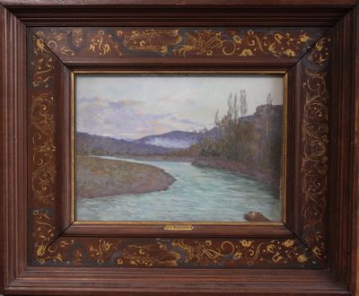 une image représentant un tableau représentant une rivière, dans un cadre en bois