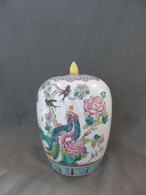 une image représentant un vase blanc orné d'un oiseau et de fleurs