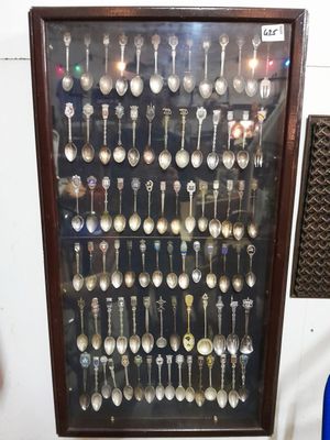 Lot de 83 cuillères à café touristiques des années 50