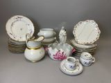 beaucoup d'assiettes, de tasses et de soucoupes sur la table