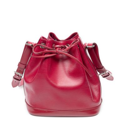 un sac seau rouge sur fond blanc
