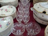 plusieurs assiettes et verres sur une table avec une nappe rouge