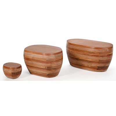 un ensemble de trois bols en bois posés sur une surface blanche