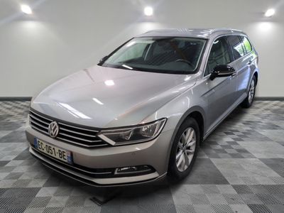 la volkswagen passat est garée sur un carrelage à carreaux
