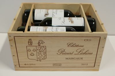 bouteilles de vin rouge dans un coffret en bois sur une table