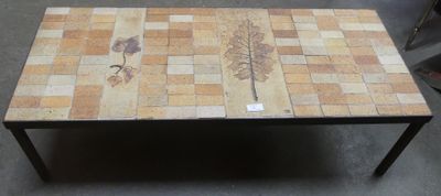 une table ornée d'un motif de carreaux dans une pièce