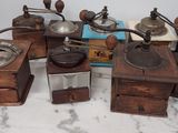 différents types de moulins à café posés sur une table