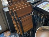 beaucoup de chaises et une table dans une pièce