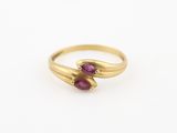 une bague en or sertie de deux tourmalines roses