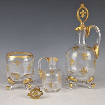 trois morceaux de verre ornés de motifs dorés