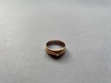 une bague en or posée sur une table
