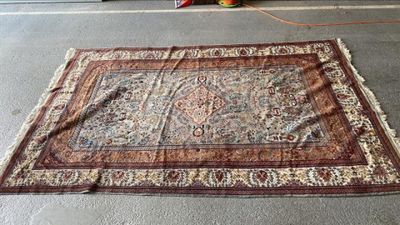 un grand tapis posé sur le sol d'une pièce