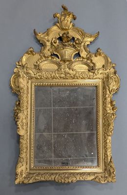 un miroir accroché au mur d'une pièce