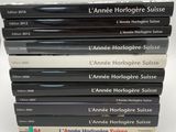 plusieurs livres sont empilés sur une table