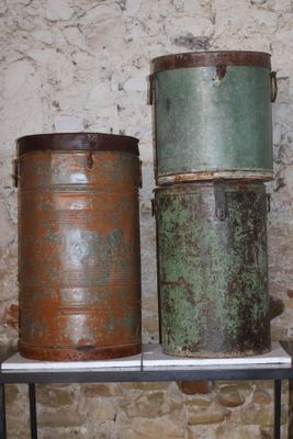 trois vieilles boîtes posées sur une table devant un mur de briques