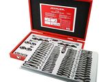 une image représentant un ensemble d'outils dans un coffret rouge