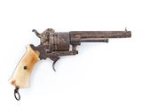 un vieux revolver avec un manche en bois sur fond blanc