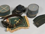 de nombreux objets posés ensemble sur la table