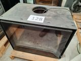 une caisse métallique portant un numéro, posée sur une palette