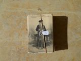 un livre sur lequel figure la photo d'un homme assis sur une chaise