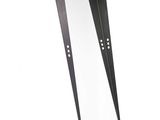une photo d'un miroir sur pied en noir et blanc