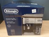 emballage d'une machine à expresso Delonghi posé sur une table en bois