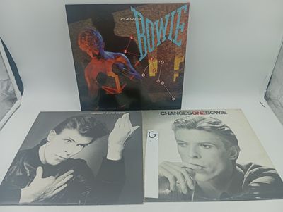 trois albums vinyles de David Bowie exposés dans une vitrine