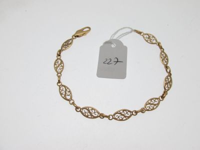gros plan d'un bracelet en or portant une étiquette de prix