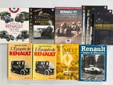 plusieurs livres posés sur une surface blanche, avec une image en noir et blanc représentant une voiture