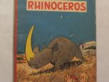 un gros plan sur un livre orné d'un rhinocéros